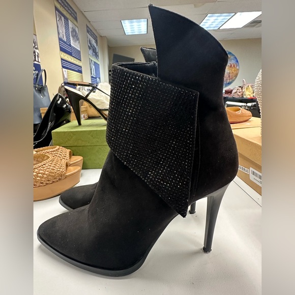 Black heeled boots. - Picture 1 of 3